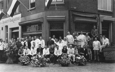 605534 Groepsportret met het personeel van bakkerij Do Schat (Braamstraat 9) te Utrecht, tijdens een feestelijke ...